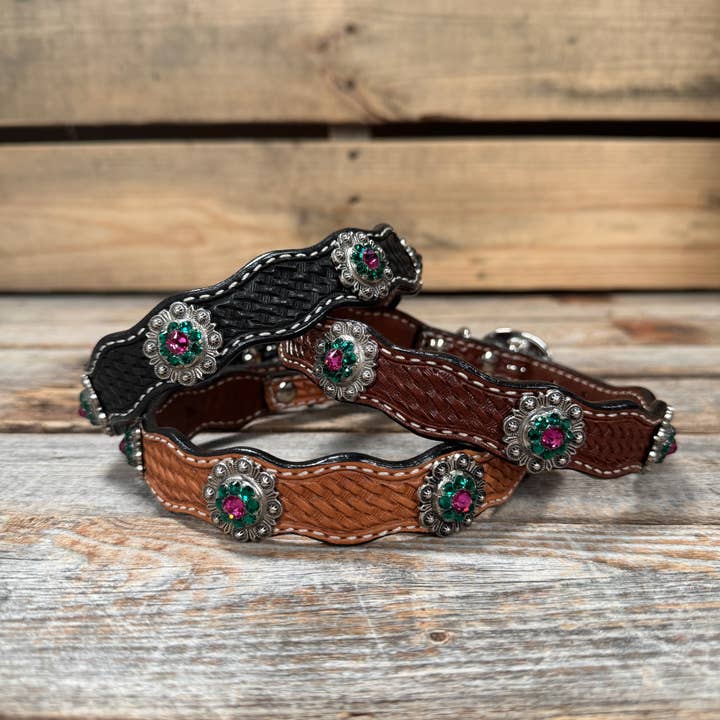 Collar de cuero para perro con conchos de plata antigua fucsia y esmeralda de 10" a 22" -DC74 para venta al por mayor de Rodeo Drive