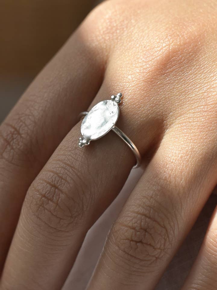 Zilveren sierlijke ovale ring voor wholesale door Wild Fawn Jewellery