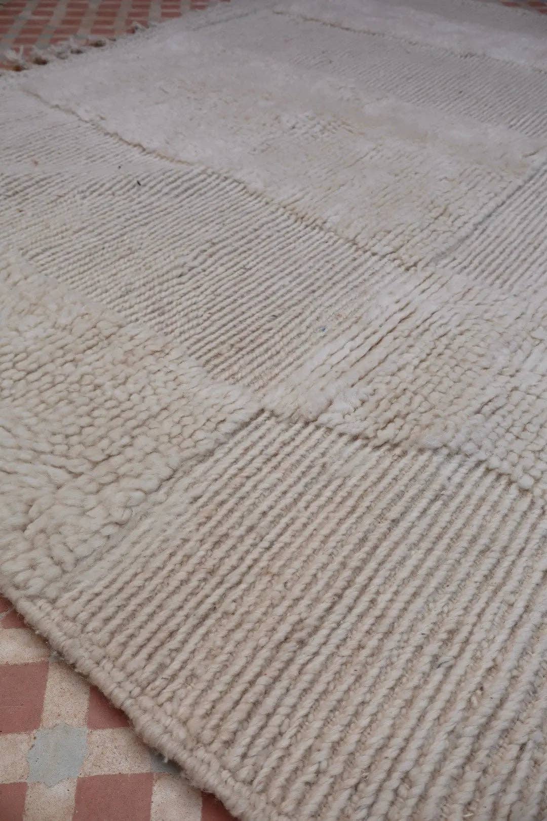 Néda - Wholesale Area Rug - Beni Ouarain Berber Rug White Modern with Abstract Raised Patterns - 252 x 172.5 cm12