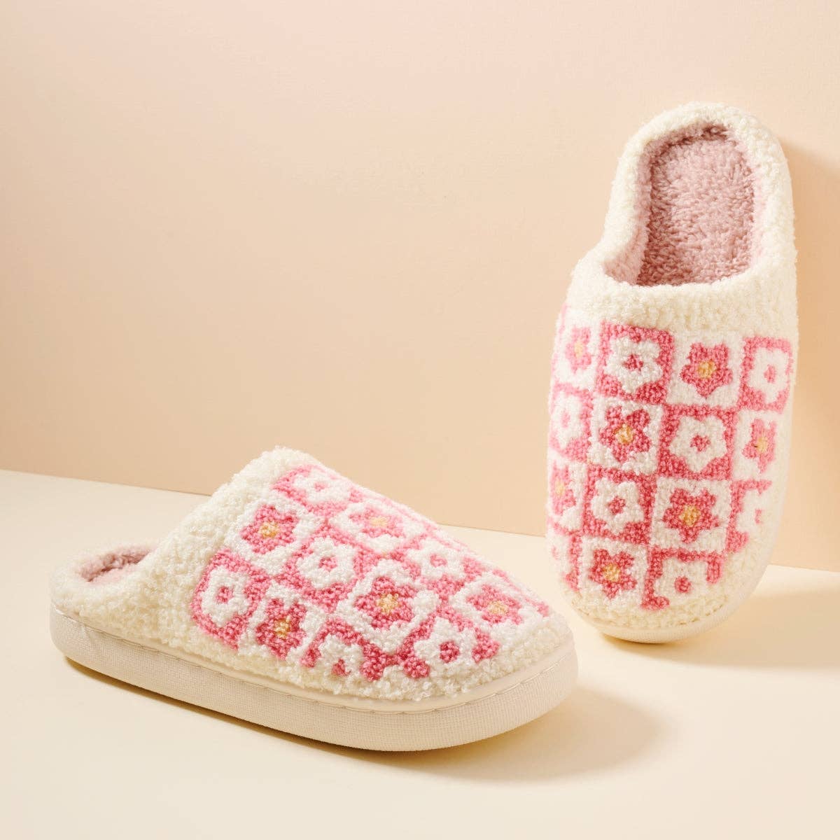Love and Repeat – wholesale Slippers – Women's – Flower Checker Fuzzy Fleece Soft Slipper5