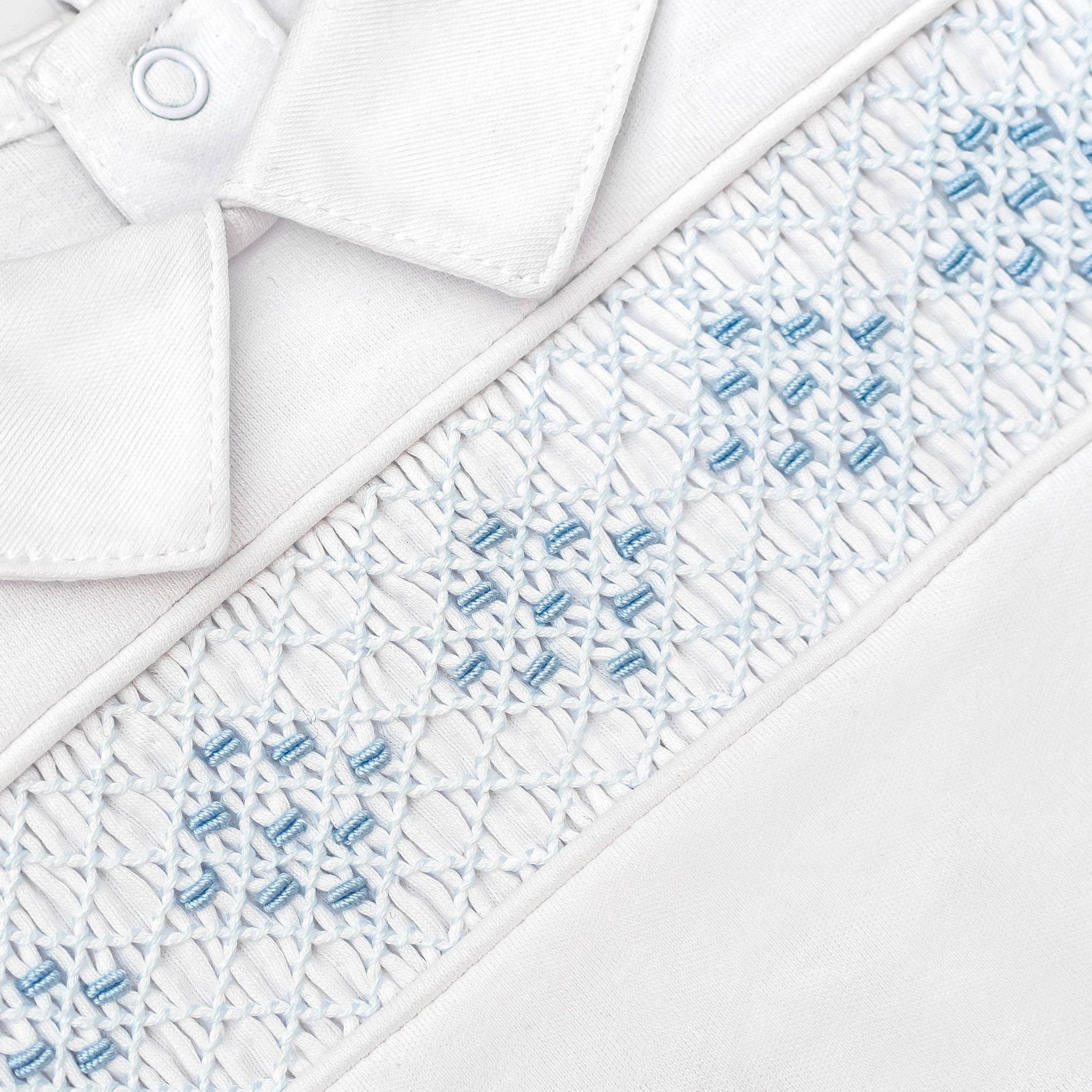 Tecomoabesos - Vente Barboteuse – bébé - Barboteuse en Pima avec smocks faits main, blanc et bleu1