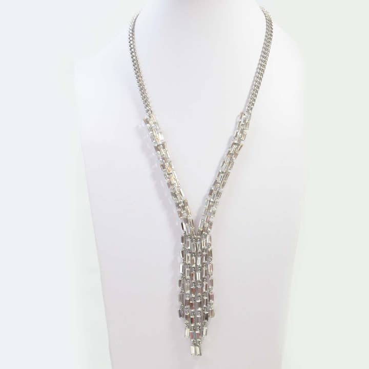 Collier cascade en forme de Y avec baguette. pour la vente par Tempest Designs