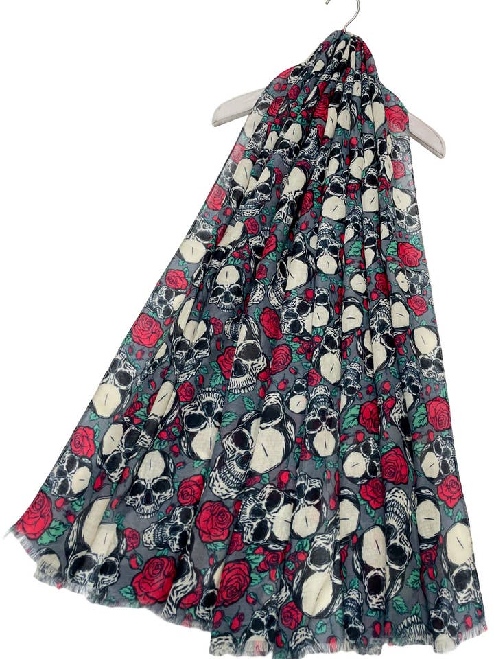 Sliten halsduk med tryck på skallar och rosor för wholesale av Fashion Scarf World