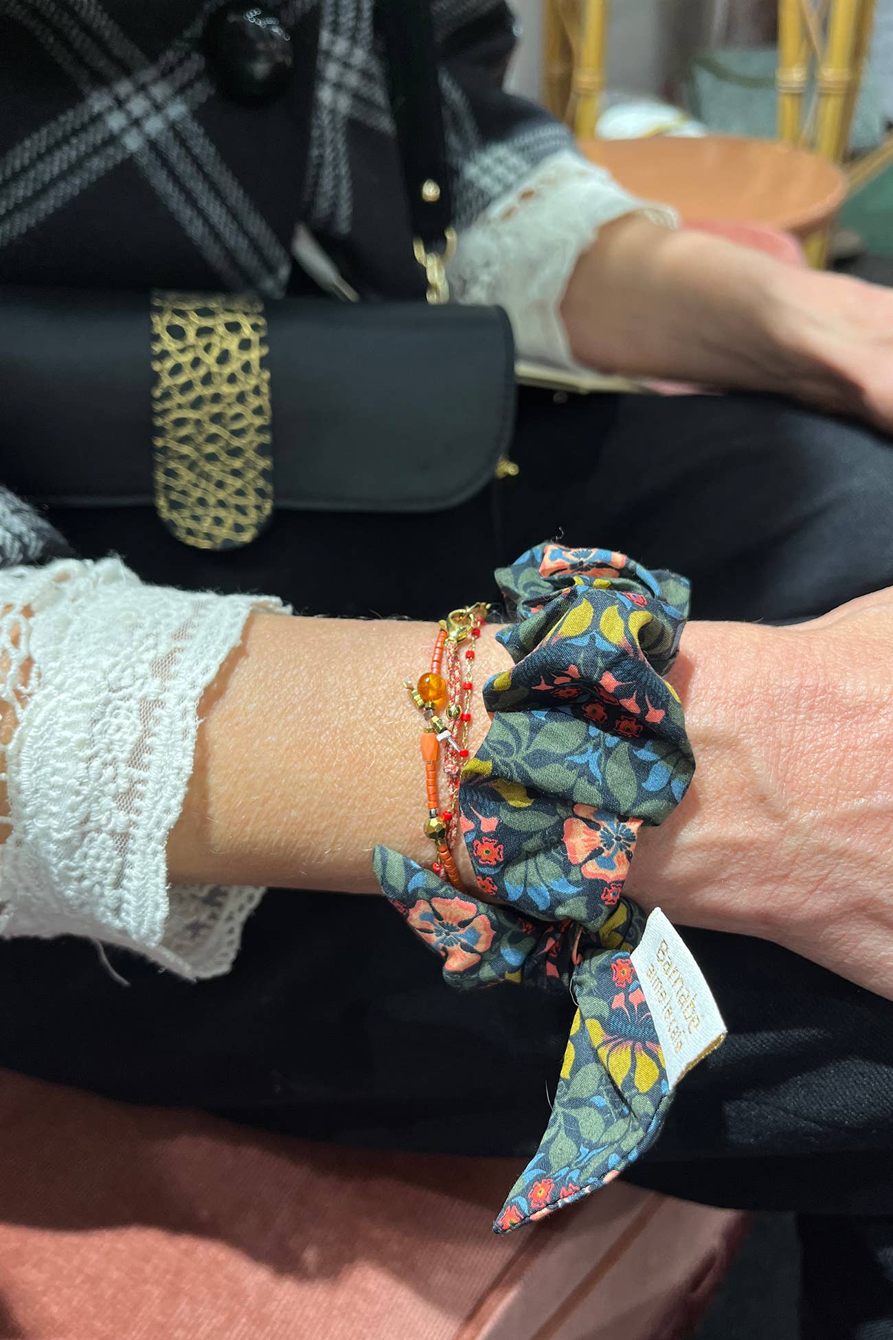 BARNABÉ AIME LE CAFÉ – Großhandel Haargummi – Damen – Liberty® Stoff-Haargummi mit Schleife5