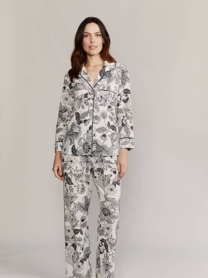 Pyjama Broad Beach en coton à fleurs noires pour la vente par Katro