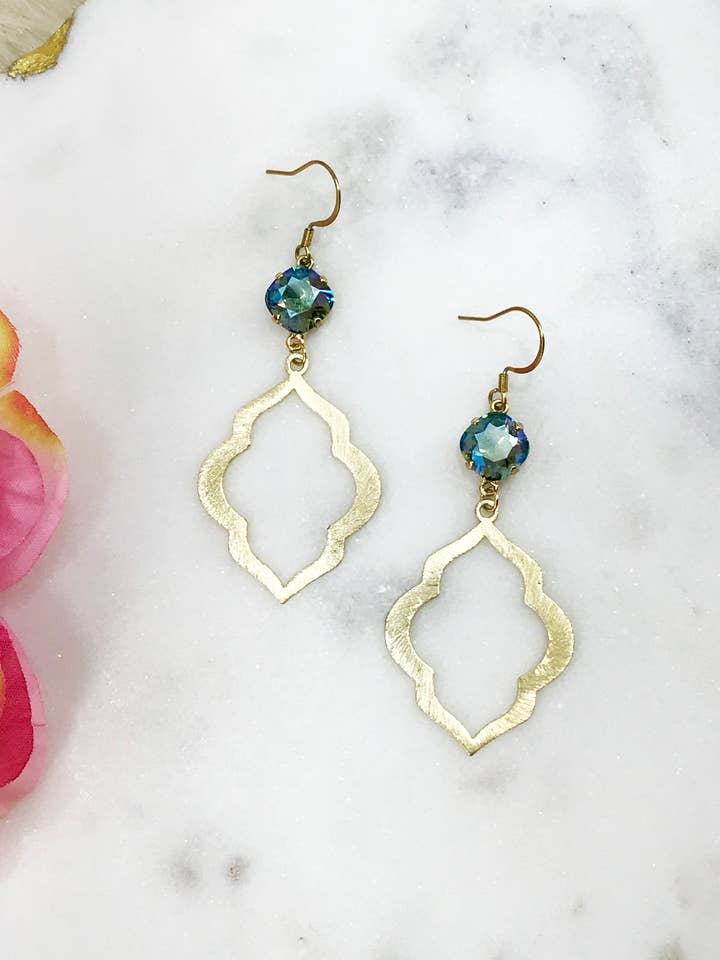 Erinite Shimmer Cushion Cut Crystal Gold Dangle oorbellen voor wholesale door Magnolia & Peach Jewelry Boutique, LLC