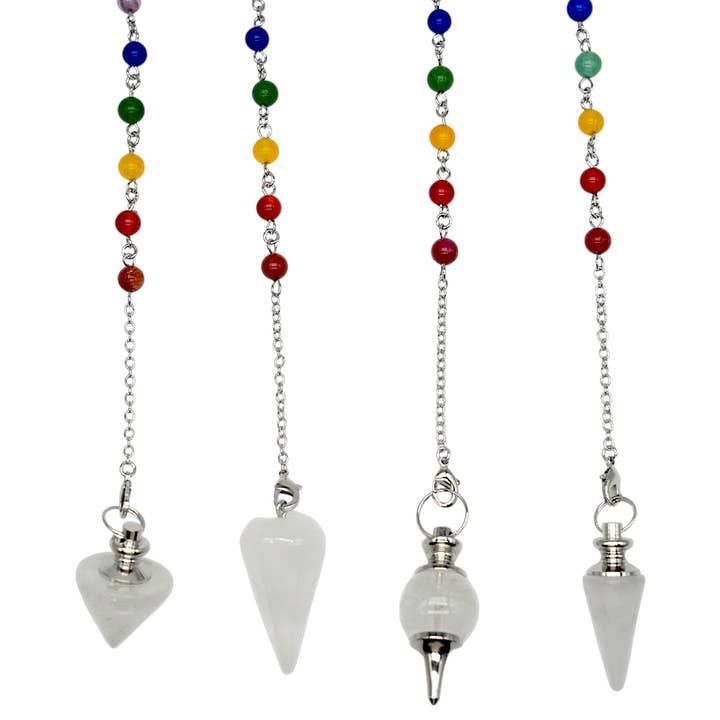 Hangseltje van rotskwarts met 7 chakra’s aan zilververgulde rhodiumketting (4 vormen beschikbaar) voor wholesale door Foliesbijoux