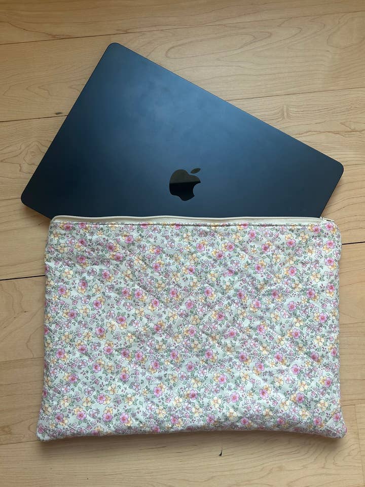 Housse d'ordinateur portable matelassée pour la vente par Prints by Emily Marie