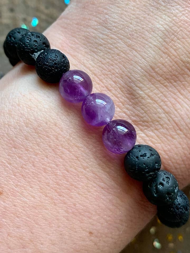 Amethist en zwarte lava-armband voor wholesale door Modern Alchemy Jewelry