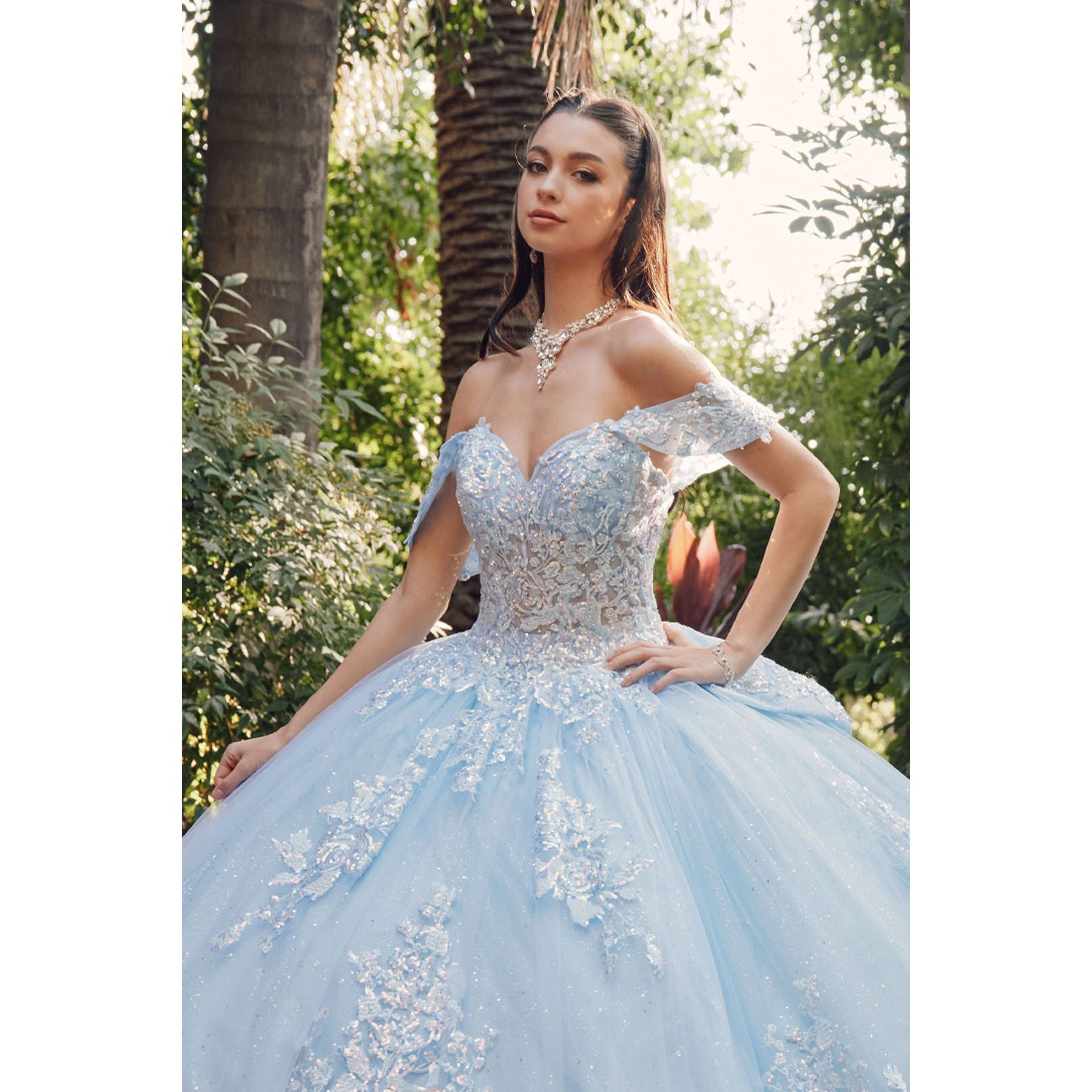 Juliet – Großhandel Abendkleid – Damen – Schulterfreies Quinceañera-Ballkleid mit Stickereien, Spitzenapplikationen und Schleife am Rücken4