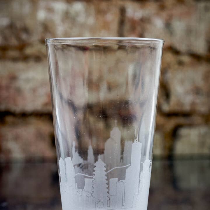 Hongkong, Kina Skyline Pint Glass for engroshandel hos Urban & Etched