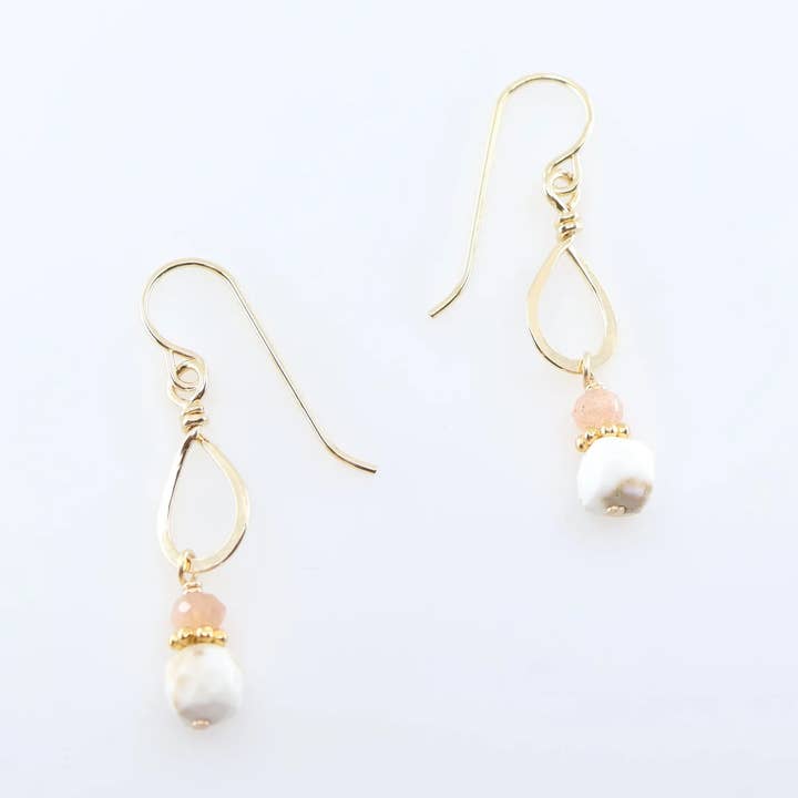 Kleine geschmiedete Tropfenohrringe, weißer Türkis & Mondstein für den Großhandel von J. Mills Studio