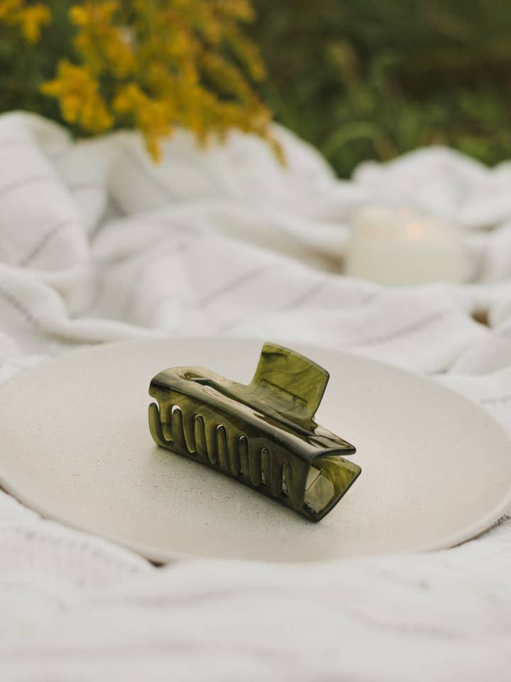 Halvhårklip - skovgrøn for engroshandel hos Boutique Soha