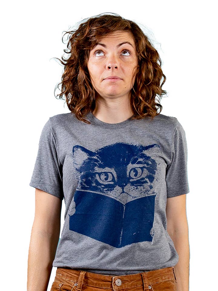 grå Katt läser bok t-shirt för wholesale på Faire