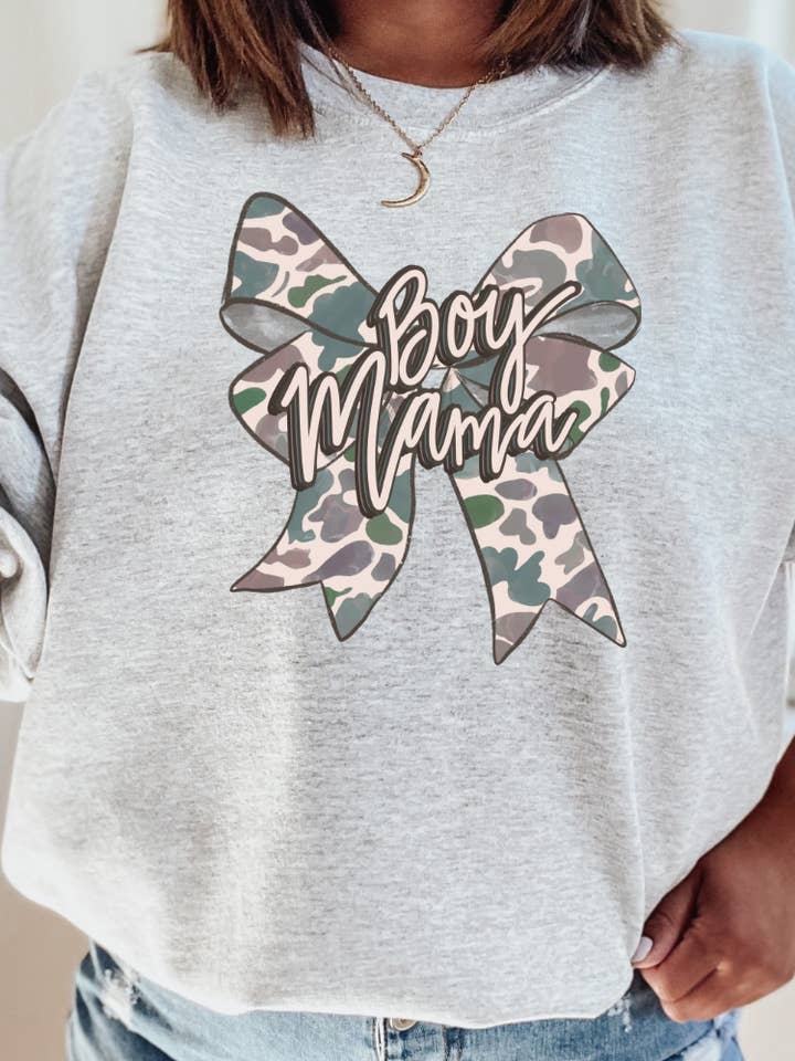 Camisola de Gola Redonda Gráfica para Adulto com Laço Camuflado "Boy Mama" por atacado de Uncommon Label