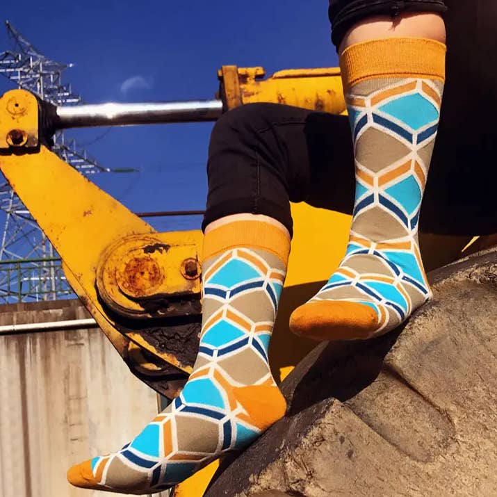 Sock Panda – wholesale Strumpor - Unisex – Guldfärgade strumpor med fyrkantigt mönster från Sock Panda (Vuxenstorlek - Herrskostorlekar 41-46)1