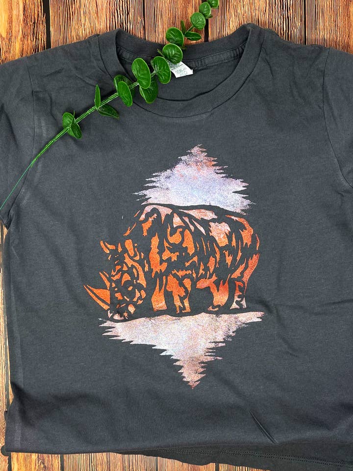 T-shirt jeune en coton biologique peint à la main Rhino pour la vente par Third Wolf Designs