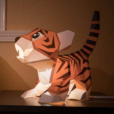 Baby Tiger, modello origami a doppio uso, lampada a forma di animale per la vendita all'ingrosso da parte di PAPERCRAFT WORLD