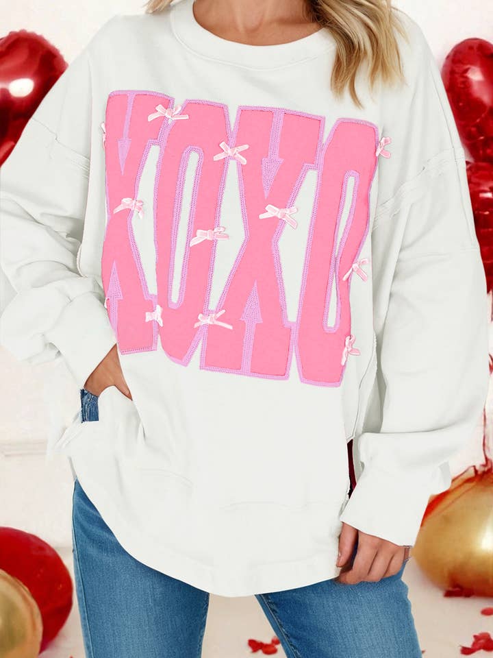 Sweat-shirt ample à coutures apparentes avec lettres graphiques XOXO LDC Sequin pour la vente par Little Daisy Closet