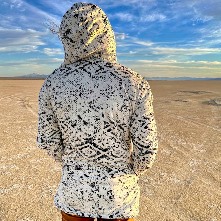 Capa tribal Fade Cuddle, negra y blanca, abrigo unisex con capucha Minky Sherpa para venta al por mayor de Manifestie