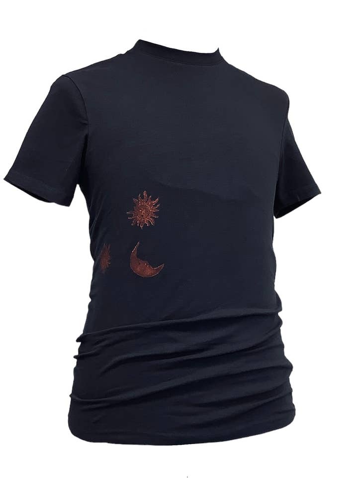 Marineblauw T-shirt met grafische kunst en met de hand bedrukt met zon en maan voor wholesale door Impromptu Musé