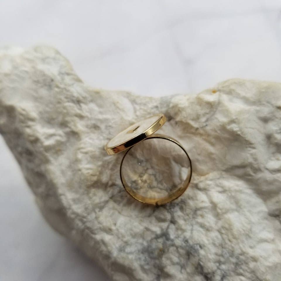 The Pretty Jewellery – Engroshandel Statementring – Hvid og guld emalje hjertejusterbar ring2