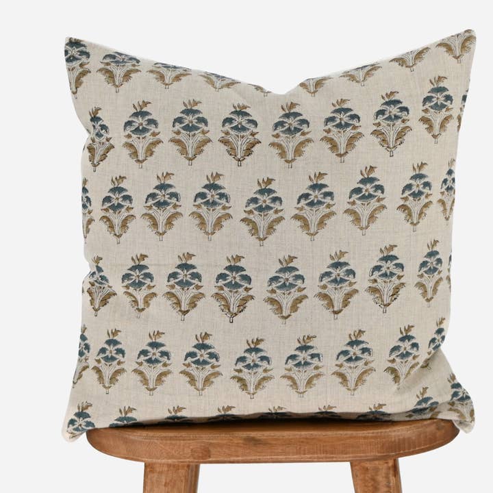 Copricuscino in Lino con Stampa Floreale Buti di Silas per la vendita all'ingrosso da parte di Thread To Form