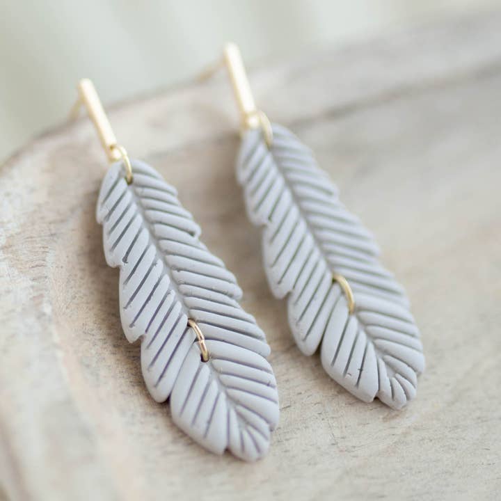 Boucles d'oreilles en argile | Plumes | Collection Desert pour la vente par Hazel n Blue