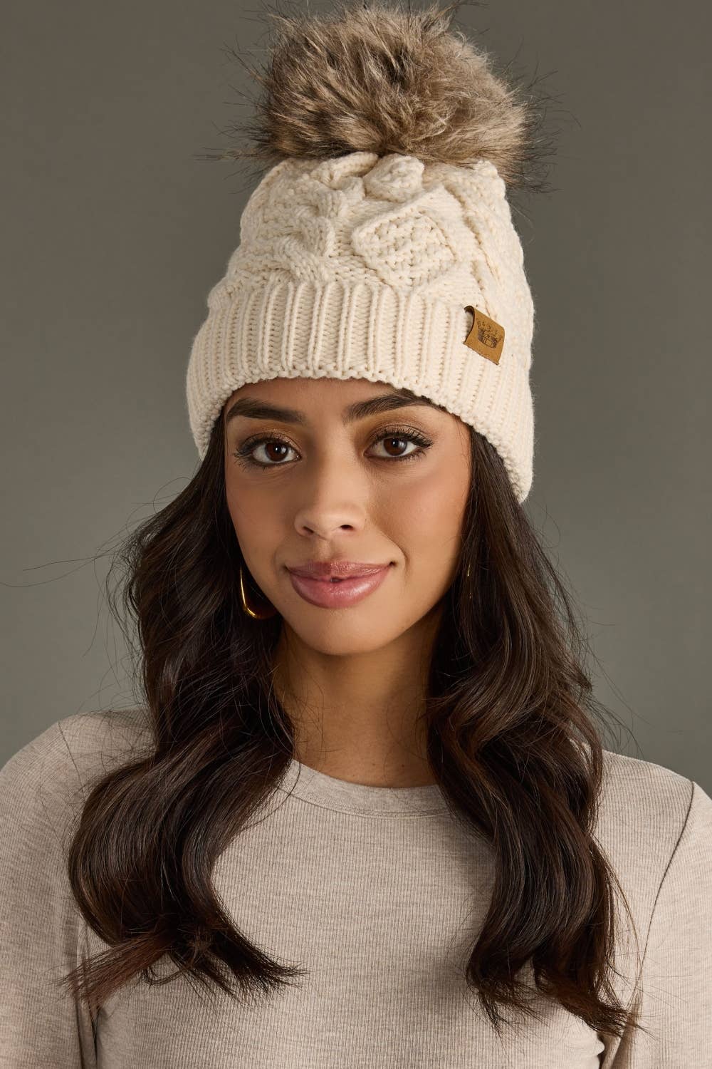 Panache Apparel Co. - Venta al por mayor Gorro de lana - Mujer - Gorro Beige de Punto de Cable con Pompón0