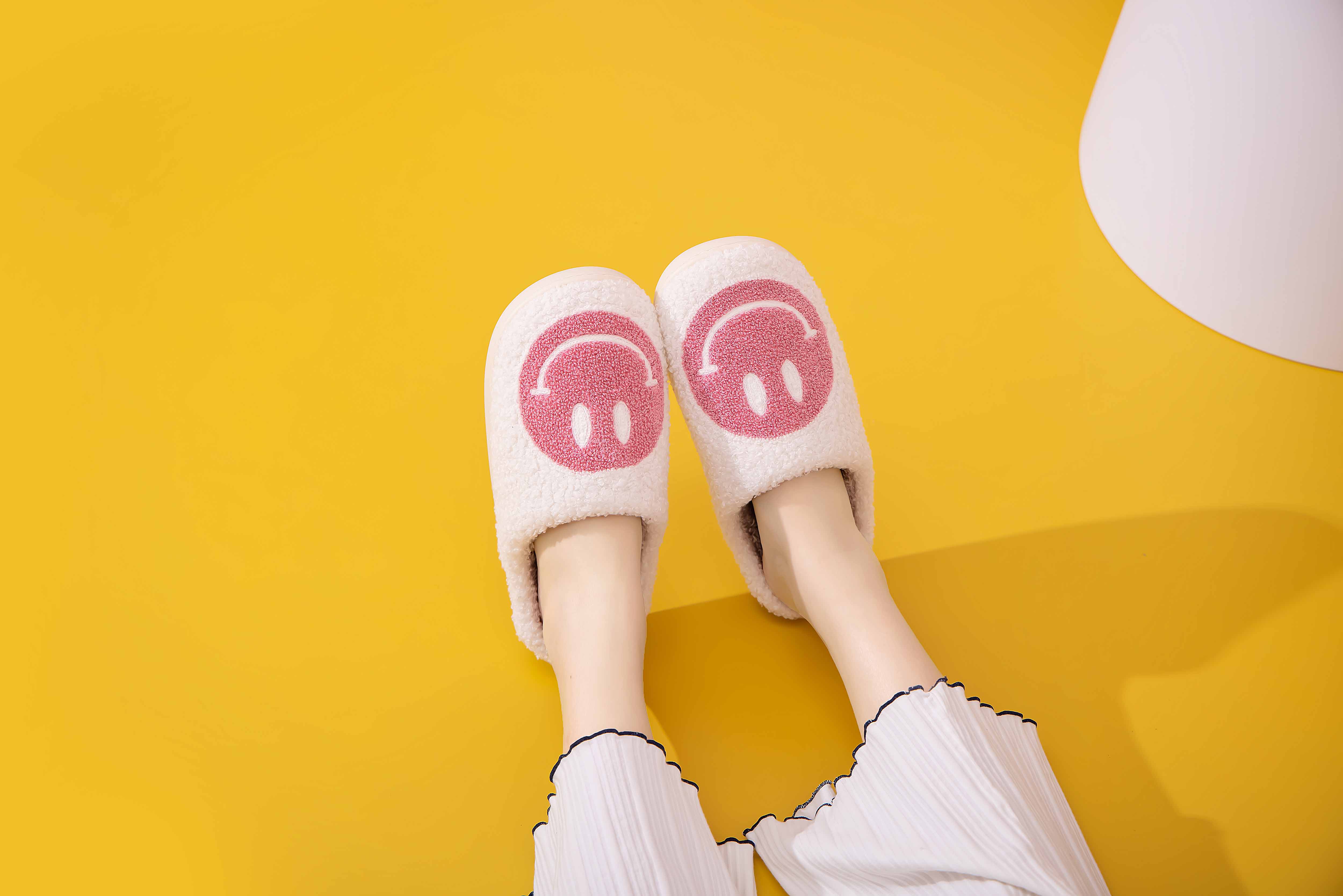 Shop Lev - Vente Chaussons – femme - Chaussons confort à semelle légère en fausse fourrure douce avec visage souriant pour adulte44