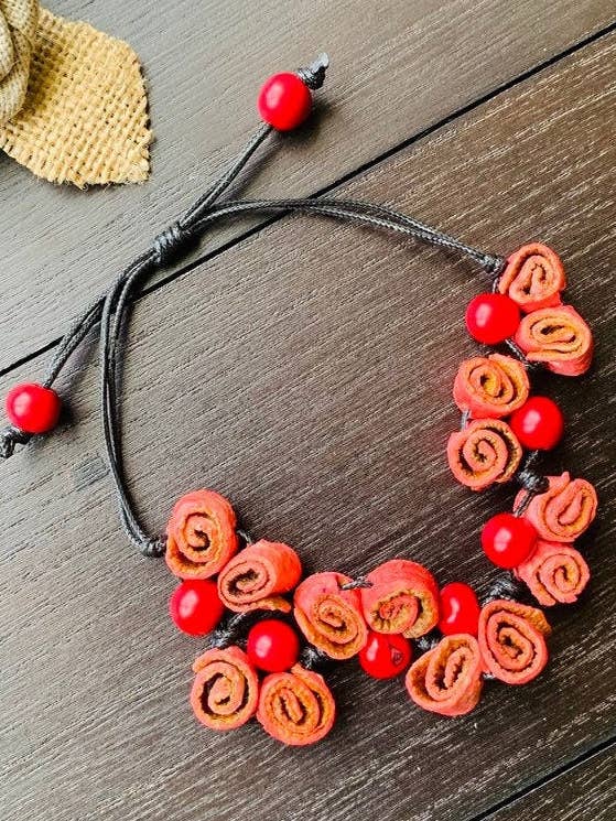 Pulsera de declaración Flor pulsera de cordón ajustable Tendencias de moda de otoño Pulsera hecha a mano de cáscara de naranja y semillas de acai Brazalete de rosas para venta al por mayor de Galapagos Tagua