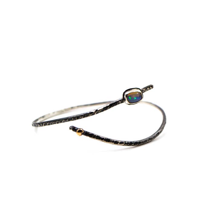 Bracelet ouvert en argent sterling avec opale et perles de bronze antique pour la vente par J McCormick Designs