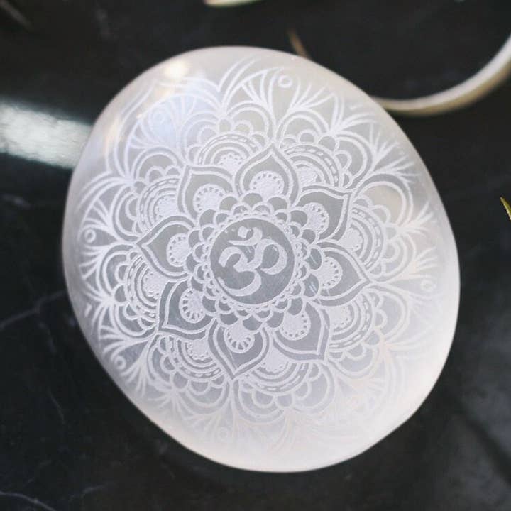 Geëtste seleniet meditatie palmsteen „Om Mandala” voor wholesale door Fractalista Designs