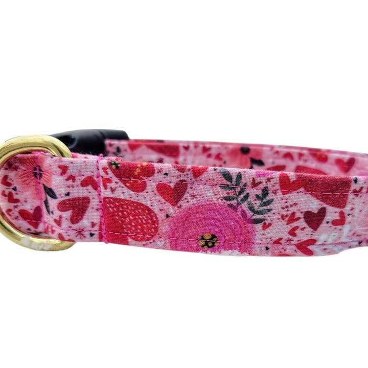 Collier pour chien Coeurs et Fleurs pour la vente par Shelby's Squad