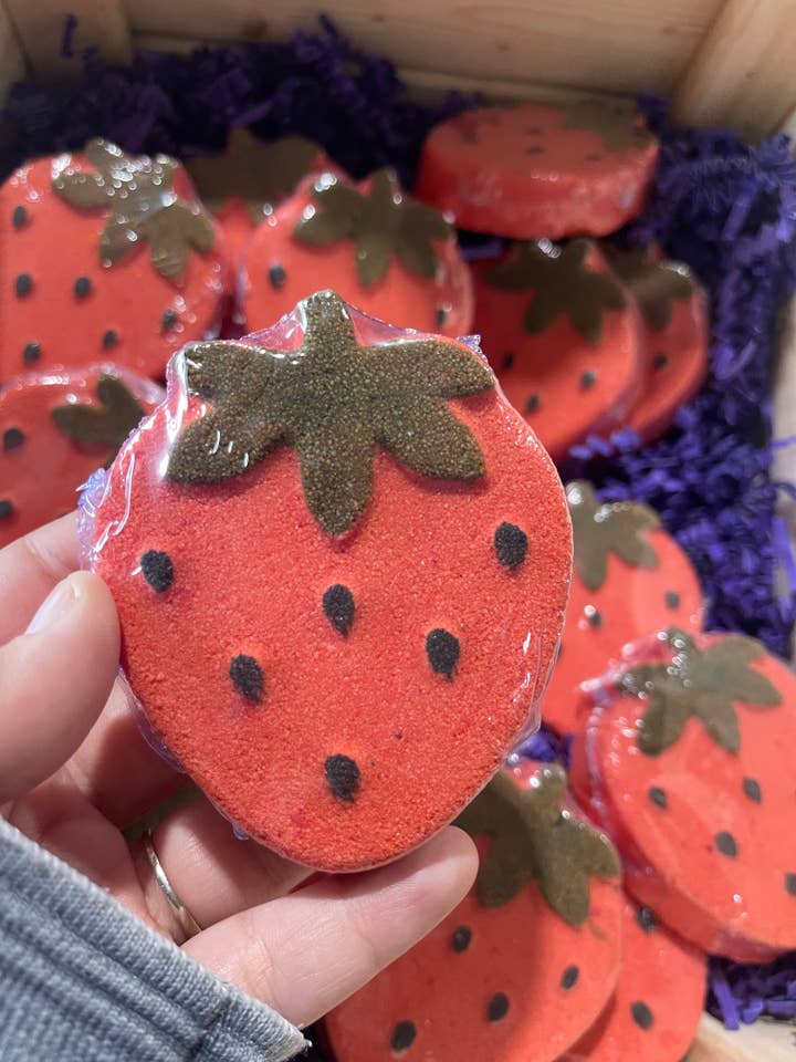 Bombe de bain Fraise pour la vente par Wicked Suds Bath Co