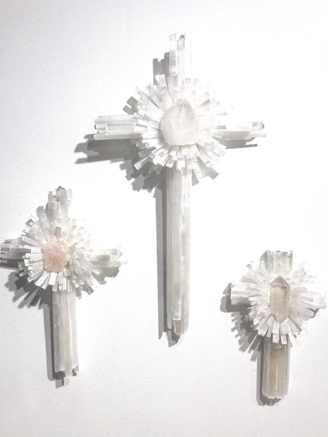 Croix murale en sélénite et cristal de quartz pour la vente par Nate Ricketts Design