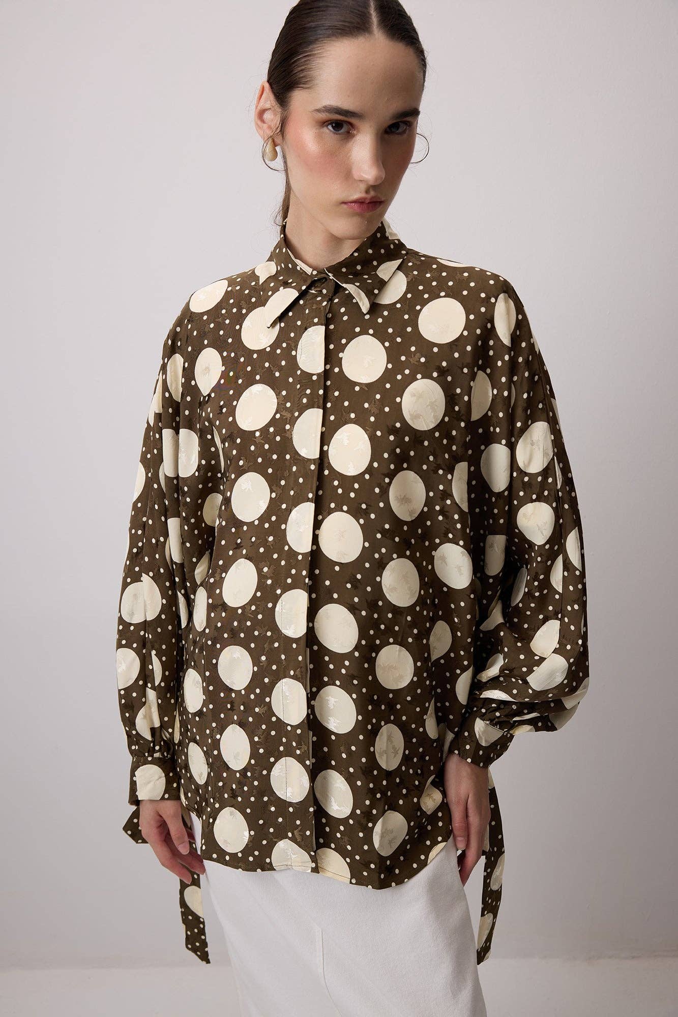 Khaki BLUSE MIT PUNKTEMUSTER UND BALLONÄRMELN für den Großhandel auf Faire1
