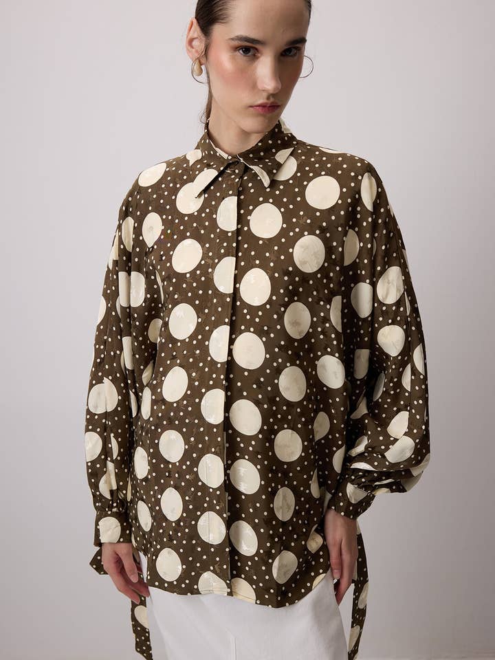 Khaki SKJORTE MED BALLONÆRMER I POLKAPRIKKET MØNSTER for engroshandel på Faire1