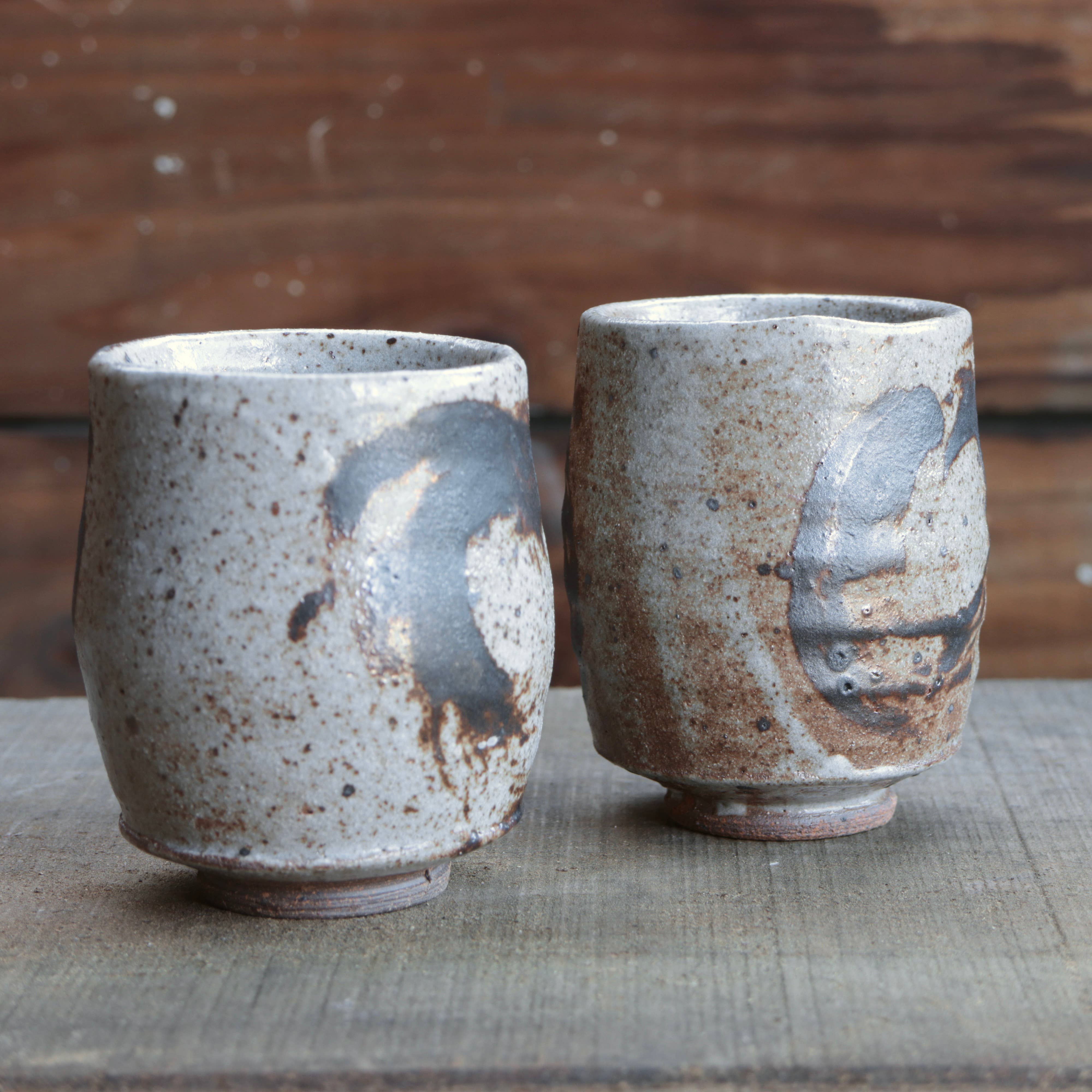 Matt Fishman Pottery - Venta al por mayor Taza - Yunomi de Arcilla Silvestre con Vidriado de Granito y Decoración de Hierro7