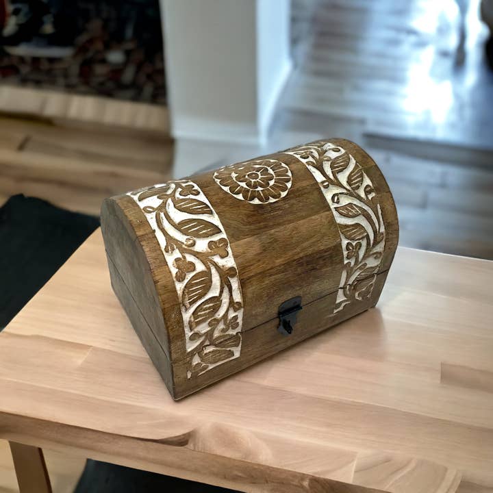 Wilco Home – Großhandel Dekoschachteln – Frühlingsgeschnitzte Holz-Tischtruhe mit Scharnier „Bohnenstange“