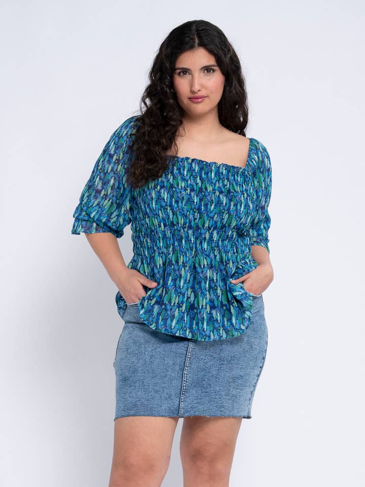 Blusa stampata con volant sul petto per la vendita all'ingrosso da parte di More Than Angels