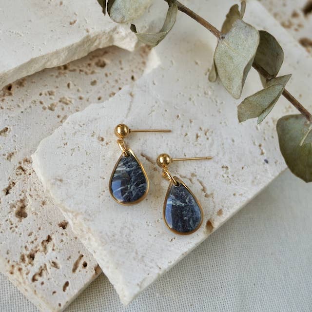 Svart turmalin infattad droppformad stud för wholesale av Aether & Nox