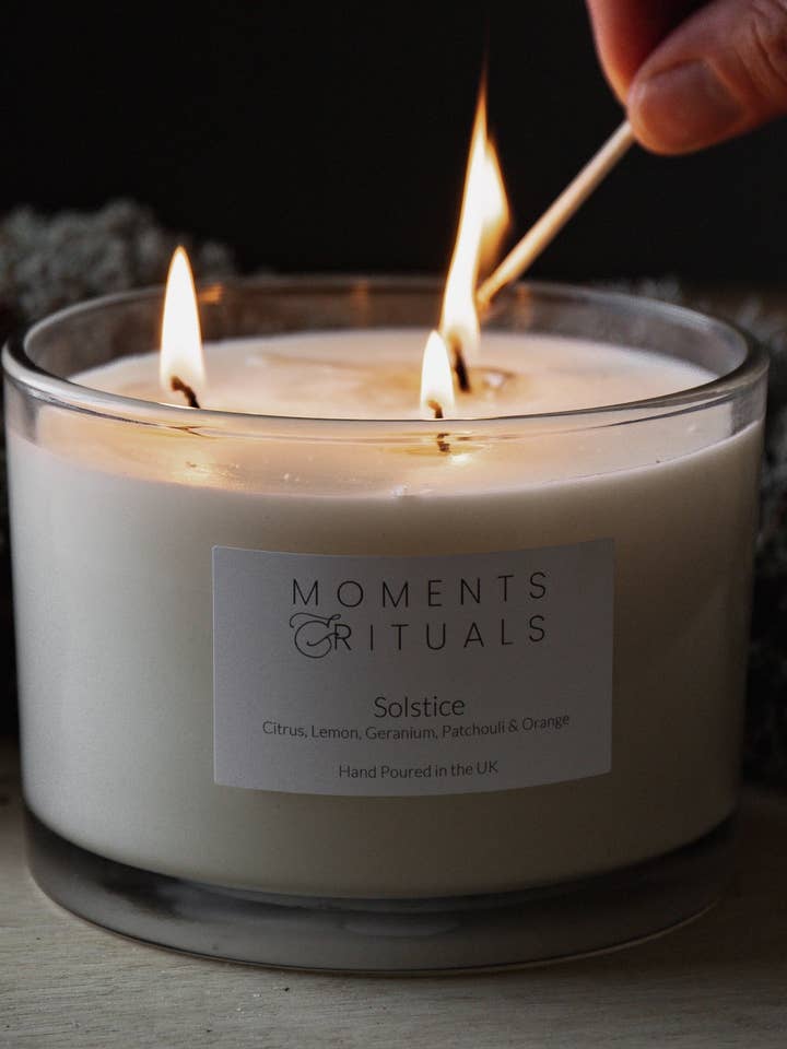 Solstice Luxe 3-Docht-Kerze für den Großhandel von Moments and Rituals