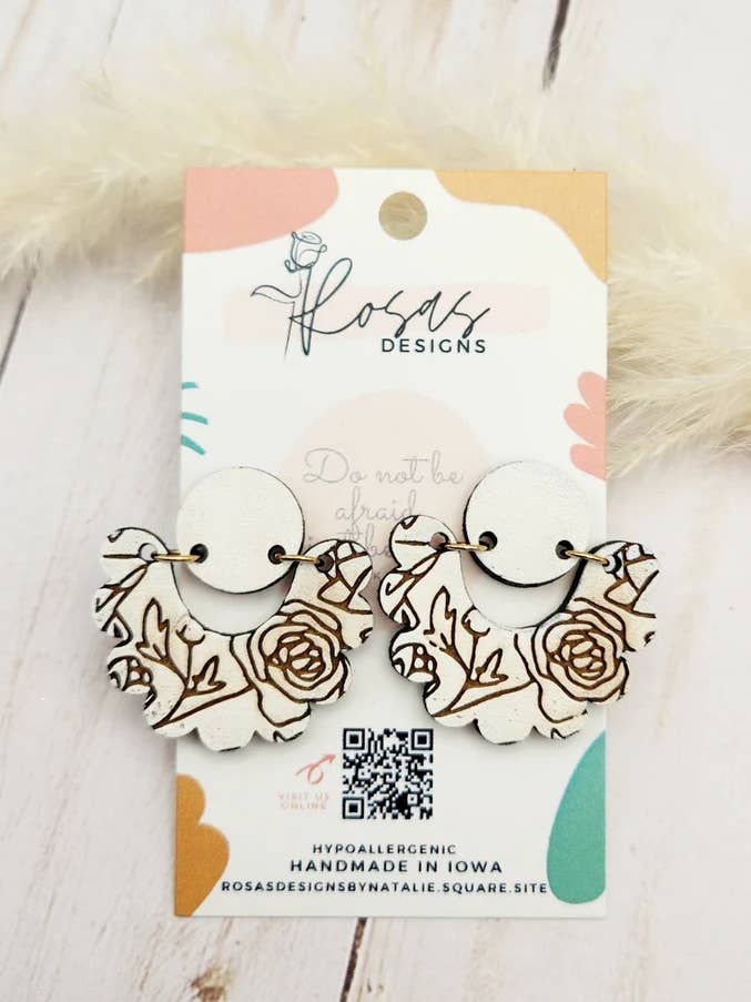 Houten oorbellen | Hypoallergene met rozengravure bengeltjes voor wholesale door Rosas Designs