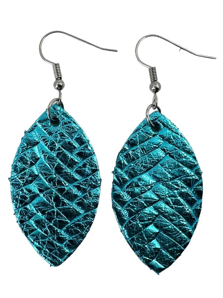 Boucles d'oreilles feuilles en cuir à queue de poisson turquoise métallisé pour la vente par Comer Teng Studio