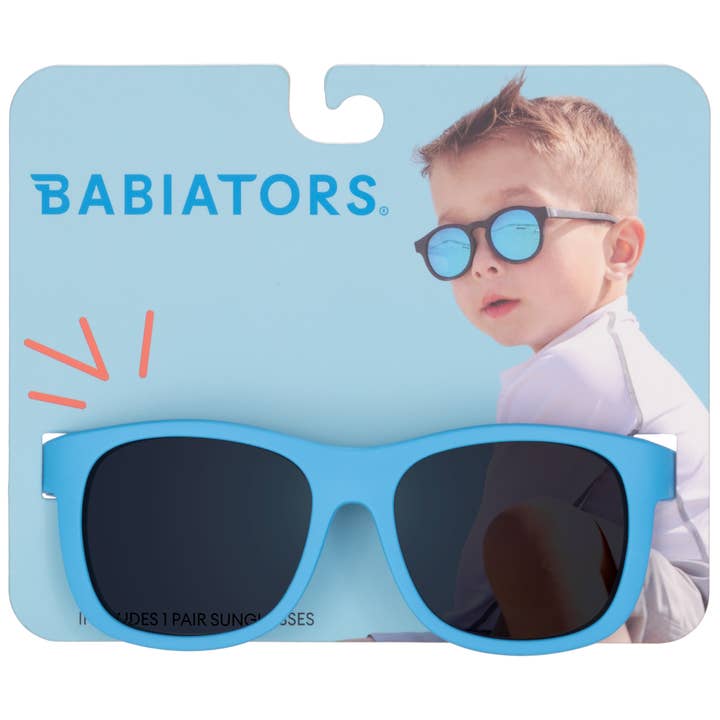 Lunettes de soleil pour enfants Sky Blue Navigator sur étiquette suspendue perforée pour la vente par Babiators