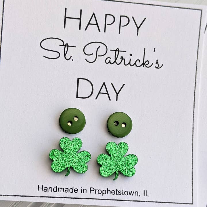 St. Patrick's Day oorknopjes met glitter en klaprozen voor wholesale door Jenna Scifres Handmade Jewelry