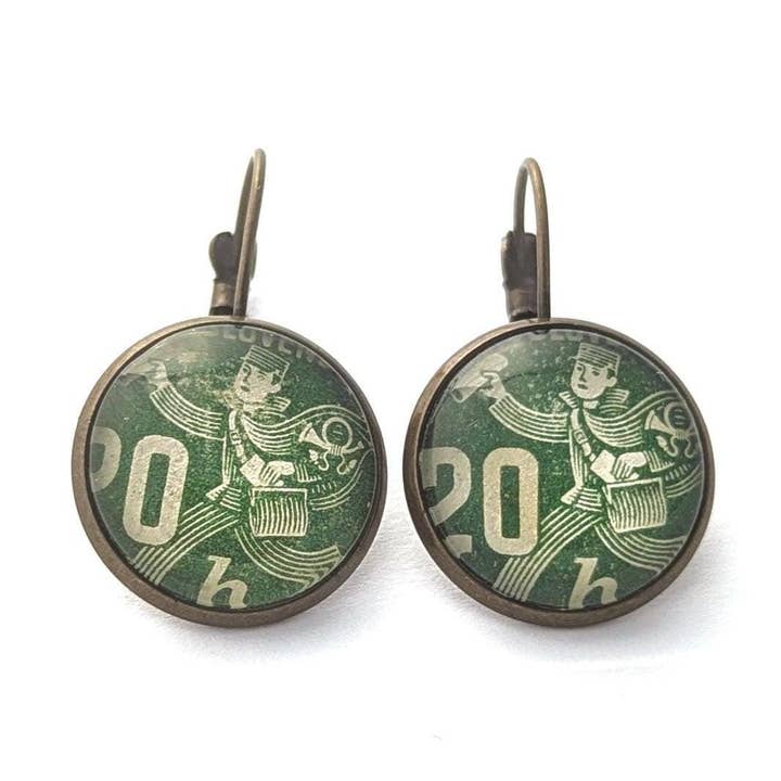 1945 Grön Brevbärare - Tjeckiskt Frimärke - Smycken av Frimärken - Vintage Frimärksörhängen - Franska klipsörhängen i antik bronsfinish för wholesale av Postage Stamp Jewelry