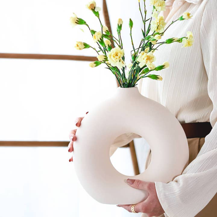 Vase en céramique fait main | Objet décoratif Polo Vase pour la vente par Beige & Stone USA