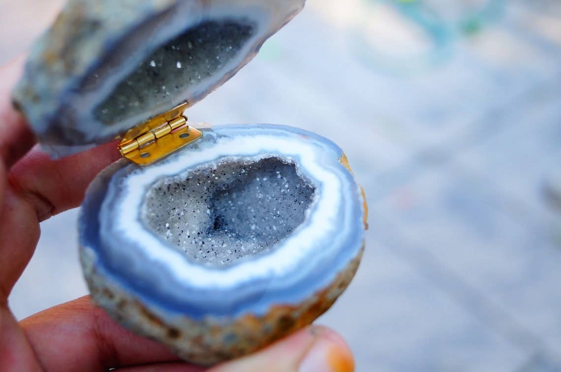 The Crushed Crystal – Organizador/caixa de joias por atacado – Caixa de anel de geodo cinza natural - caixa de geodo grande - caixa druzy - proposta secreta - ideias de propostas - anel de noivado2